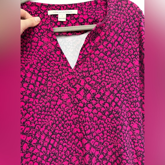Diane Von Furstenberg magenta pebble print
Reina shift dress Size 2 DVF - Picture 6 of 10